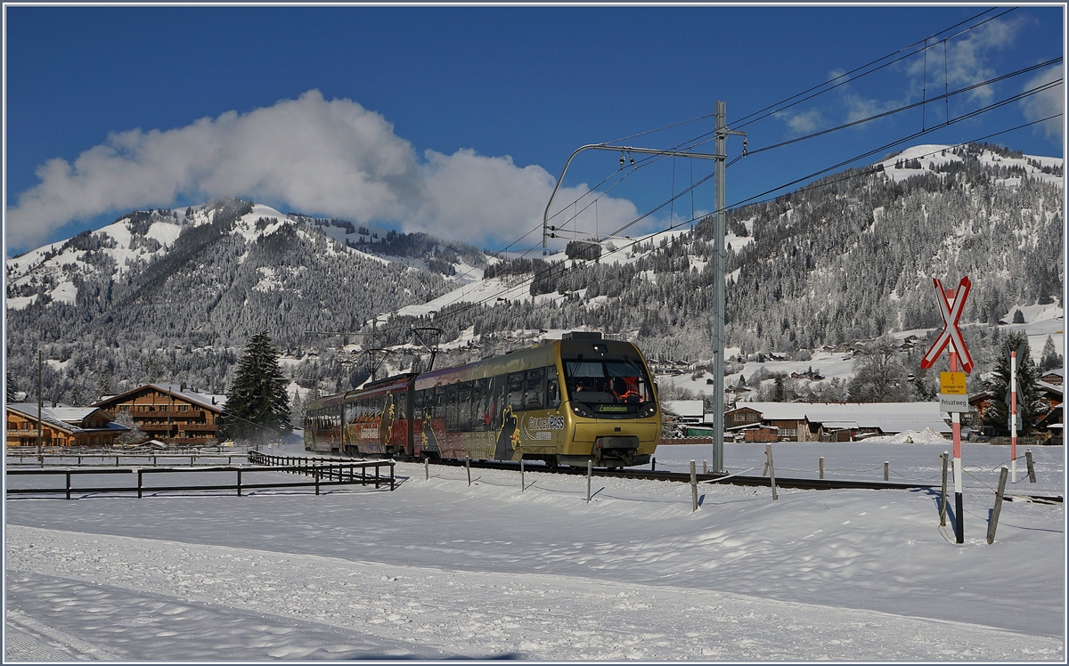 Ein  Lenker Pendel  zwischen Saanen und  Gstaad auf seiner Fahrt von Rougemont nach Zweisimmen.

2. Feb. 2018 