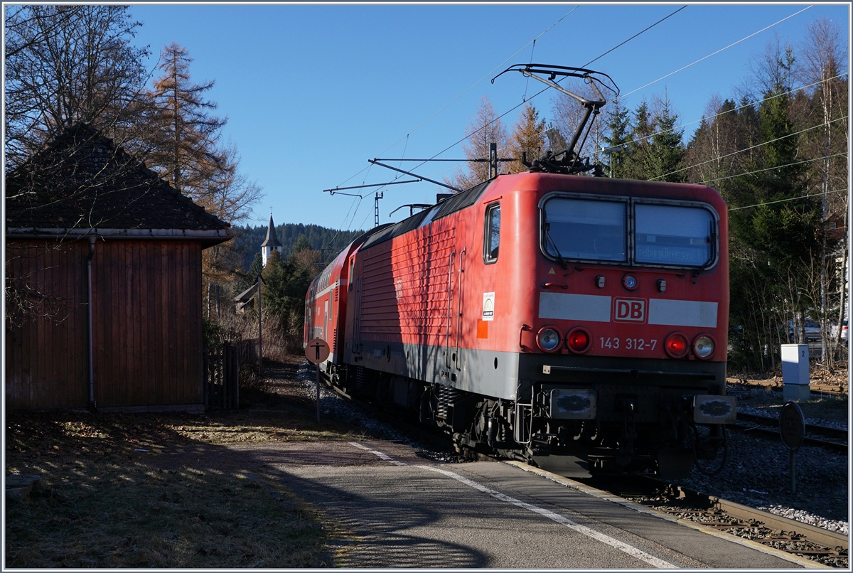 Ein letzter Nachschuss auf die 143 312-7 als Abschiedsbild dieser Lok-Baureihe auf der Hllen- und Dreiseen-Bahn.
Tittisee, den 29. Nov. 2016