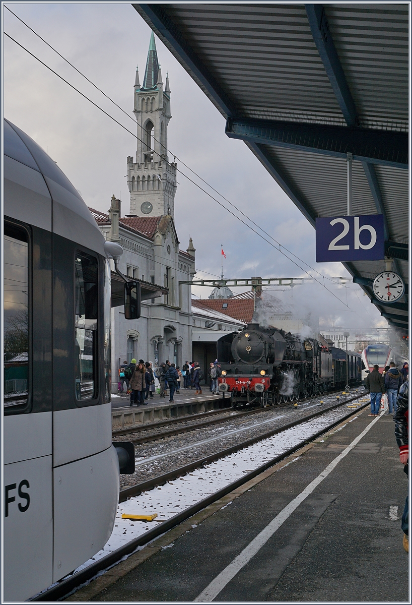Ein letztes Bild des Hollywood Stars, bevor der Vorhang fällt, bzw. die Lok zugestadlert wird.
Konstanz, den 9. Dez. 2017