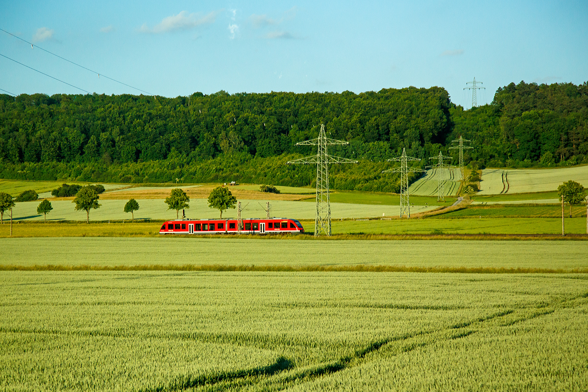 Ein LINT 41 (BR 648) fährt am 16.06.2015 als RB zwischen Göttingen und Northeim (Han) über die Hannöversche Südbahn (KBS 350) in Richtung Northeim. Aufgenommen aus einem fahrenden ICE heraus.