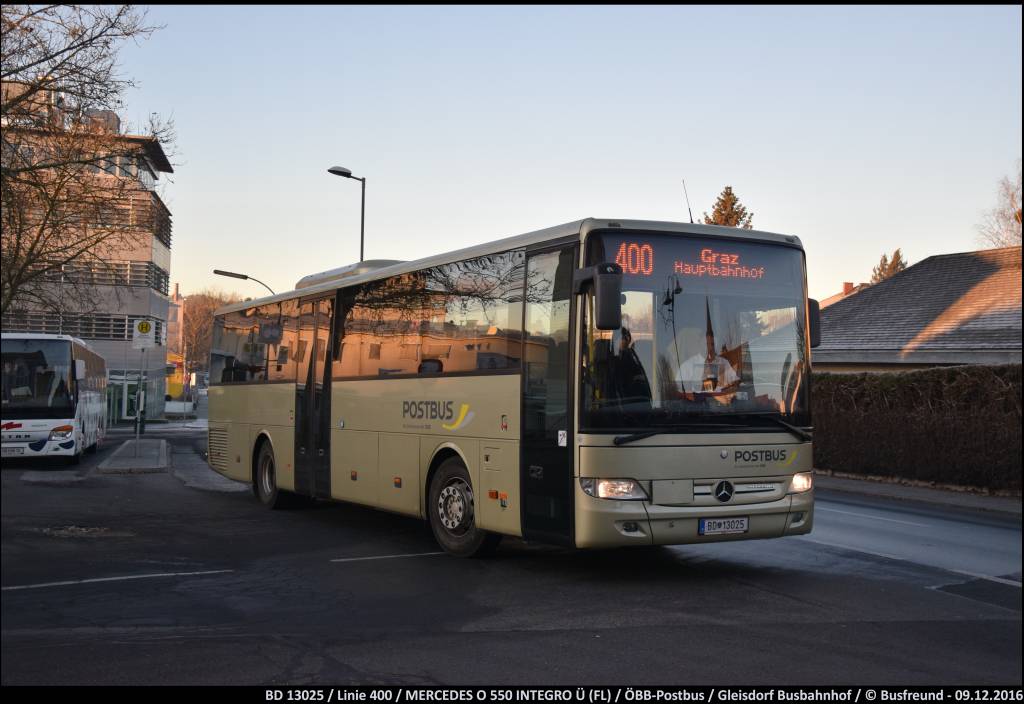 Ein MERCEDES O 550 INTEGRO  (Facelift) unterwegs als Linie 400 beim Busbahnhof Gleisdorf.