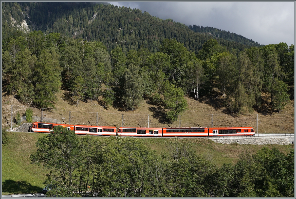 Ein MGB  Komet  ABDeh 4/8 mit Zusatz-Modul ist in der von Lax auf dem Weg nach Fiesch

30.09.2021