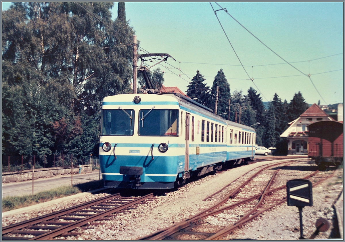 Ein MOB Be 4/4 (Serie 5000) mit einem ABt verlässt Fontanivent in Richtung Les Avants. 

Analogbild vom August 1985