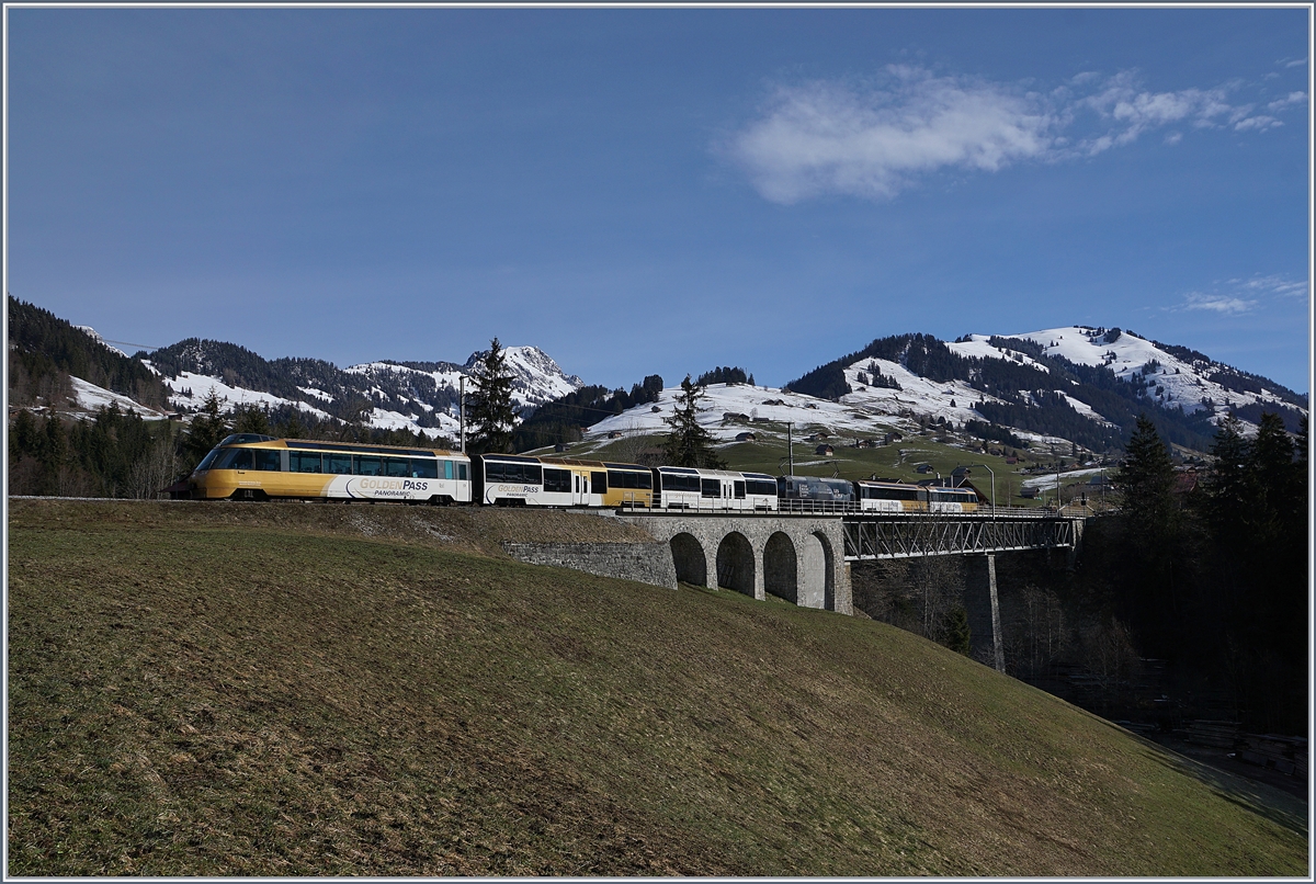 Ein MOB Panoramic Express auf der Brücke bei Flendruz auf der Fahrt nach Châteaux-D'Oex. 

02. April 2018