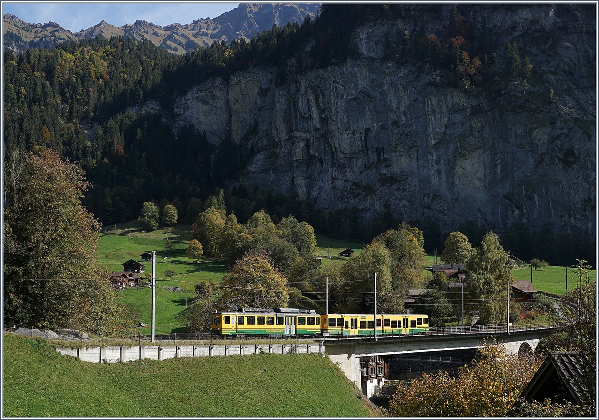 Ein modernisierter WAB BDhe 4/4 ist mit einem Modul bei Lauterbrunnen unterwegs. 

16. Okt. 2018