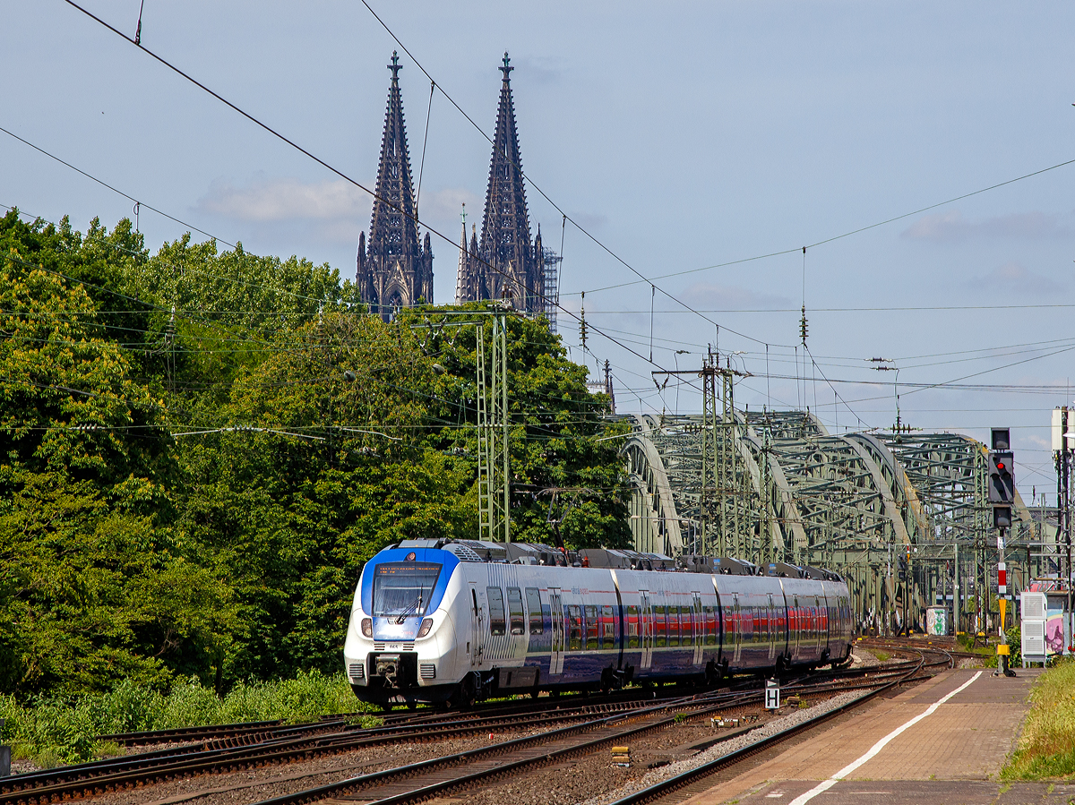 
Ein National Express fünfteiliger Bombardier Talent 2 erreicht am 01.06.2019 den Bahnhof Köln Messe/Deutz.