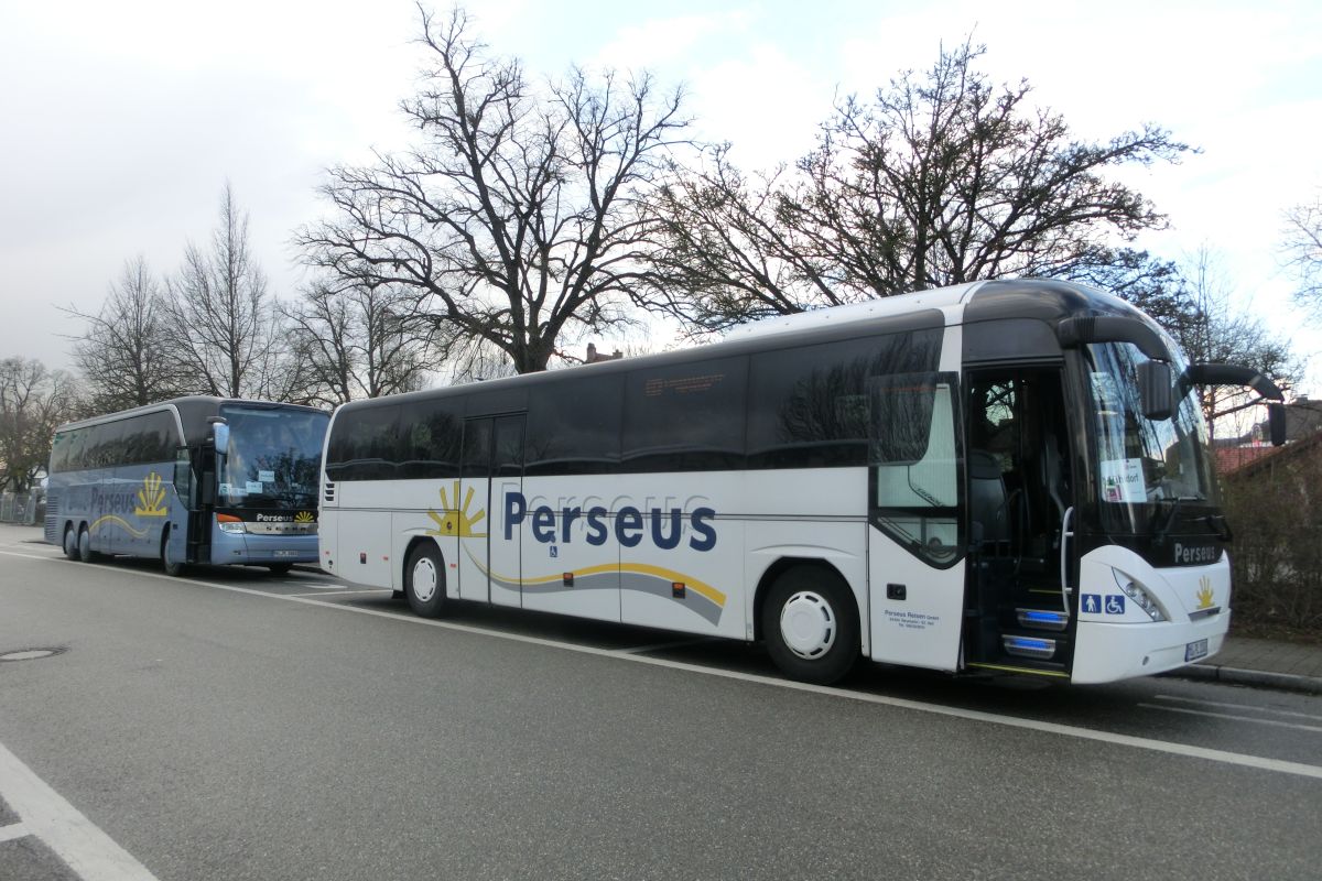 Ein Neoplan Trendliner N 3516 Ü und ein Setra S 416 HDH der '100 Jahre Otto Kässbohrer Edition' von Perseus-Reisen aus Neumarkt-St. Veit, hier eingesetzt auf einem Schienenersatzverkehr zwischen Mühldorf/Inn und Ampfing (Bahnstrecke Mühldorf - München). Sie warten gerade am Ampfinger Bahnhof auf die nächste Gruppe Bahnfahrgäste aus München, um diese weiter nach Mühldorf zu befördern.
Die Aufnahme entstand am 2. 4. 2015.