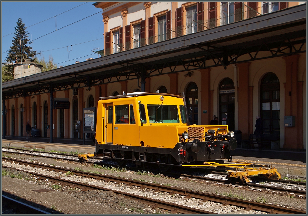Ein nicht näher bekanntes FS  Bahndienstfahrzeug  in Lucca.
20. April 2015 