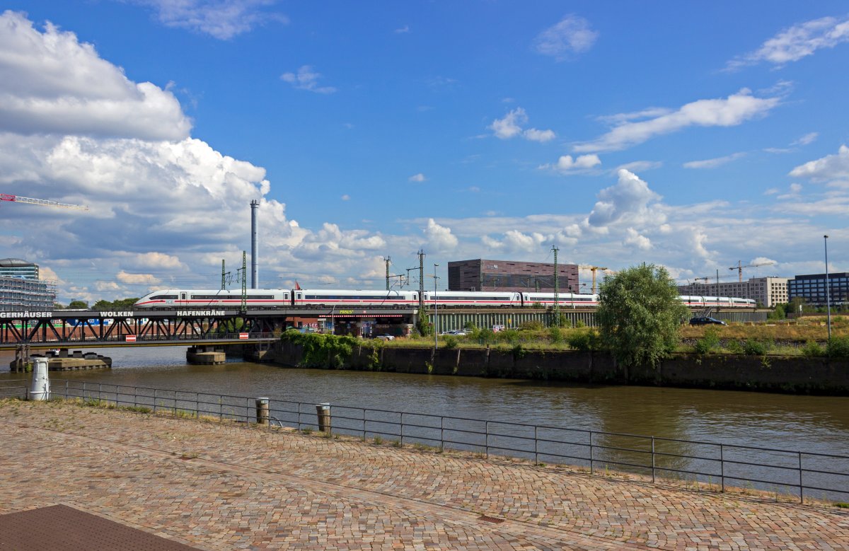 Ein nicht n�her identifizierbarer zw�lfteilige ICE4-Triebwagen durchf�hrt am 04.08.2020 die Hamburger HafenCity.