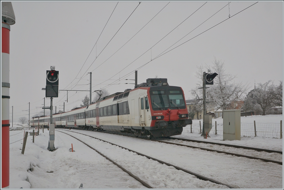 Ein (noch) eher ungewohntes Bild statt TPF Flirts kreuzen sich nun in der Dienst- und Kreuzungsstation Vuisternens-devant-Romont im Wechesl mit den Flirts der TPF SBB- und TPF- Domino Züge, wobei die TPF Dominos zur Zeit eher selten zu sehen sind.

22. Dezember 2021