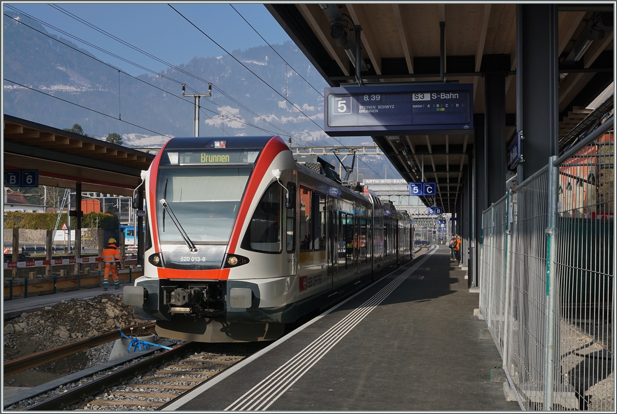 Ein normalspuriger  Schamlspurtriebwagen  der RABe 520 wurde für die nach der Sanierung  profilverengte Seetalbahn gebaut, verkehrt aber auch auf anderen strecken, wie hier z. B. als Regionalzug von Luzern nach Brunnen beim Halt in Arth Goldau.
17. März 2016