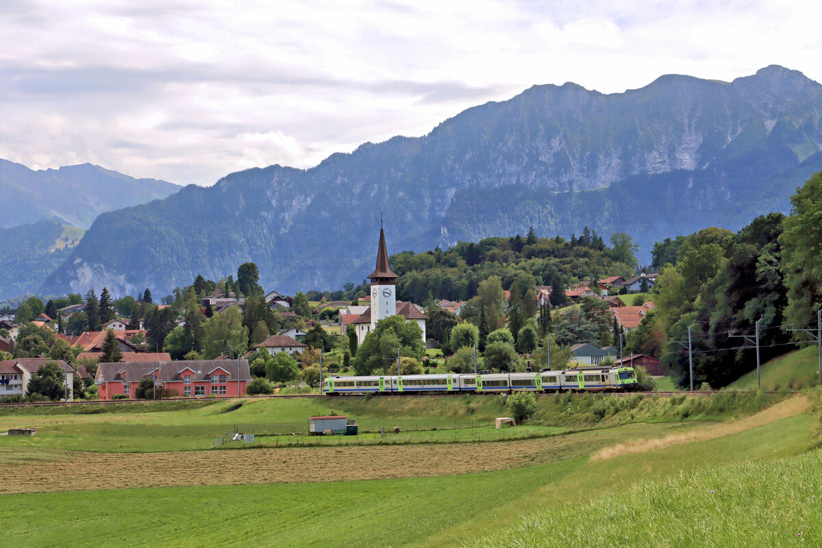 Ein NPZ-Zug der BLS unterwegs nach Langnau via Belp-Bern-Burgdorf fährt in die Steigung nach Uetendorf ein. Triebwagen ist Nr. 722. 8.August 2023   