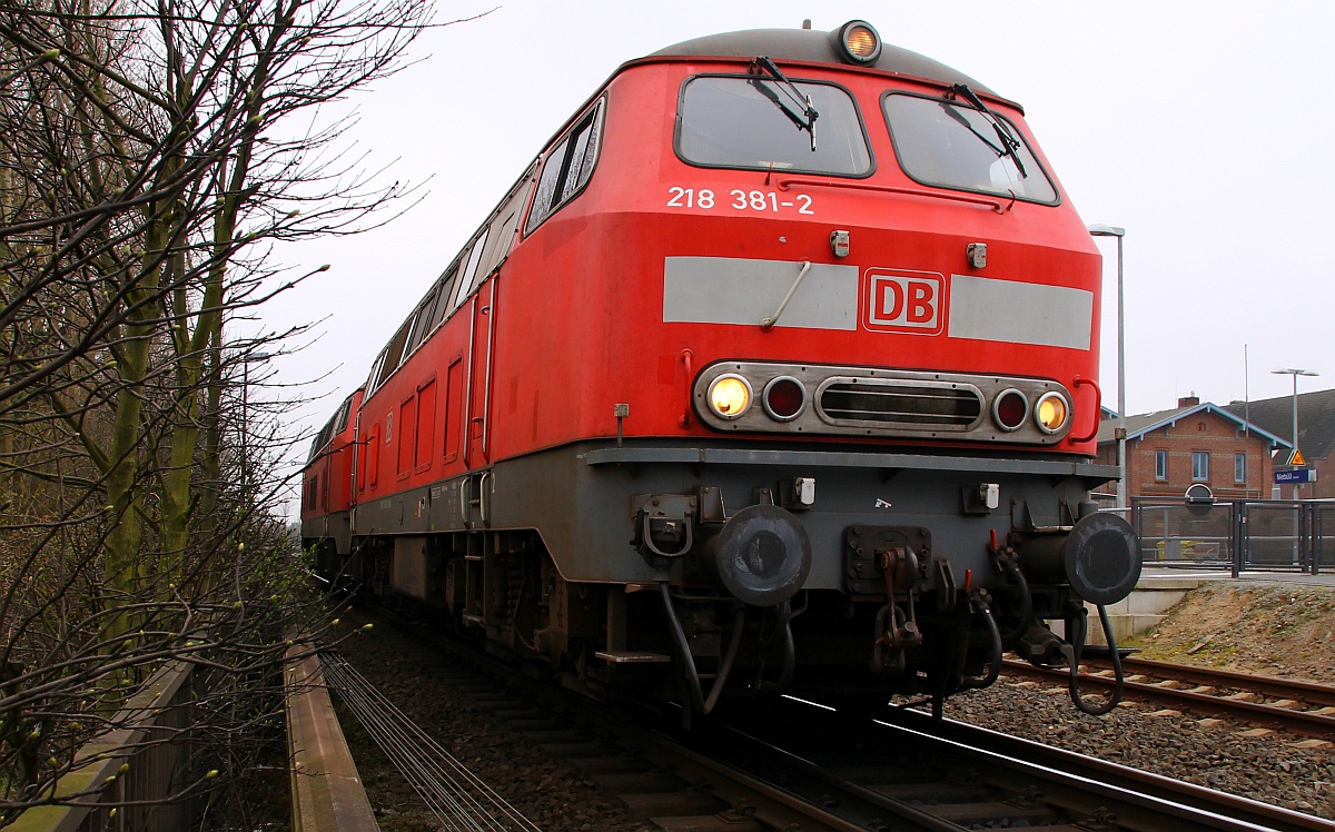 Ein Parkplatz neben dem Bü in Niebüll ist bestens geeingnet einer 218 legal ganz nah zu sein...218 381-2(Unt/HBX/18.03.09)mit Schwesterlok beim rangieren an den SyltShuttle. Niebüll 29.03.2014