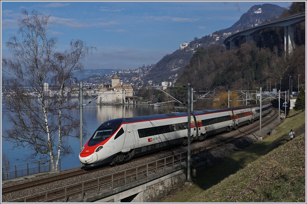 Ein RABe 503 (ETR 610) als EC 32 von Milano nach Genève beim Château de Chillon.
11.02.2017