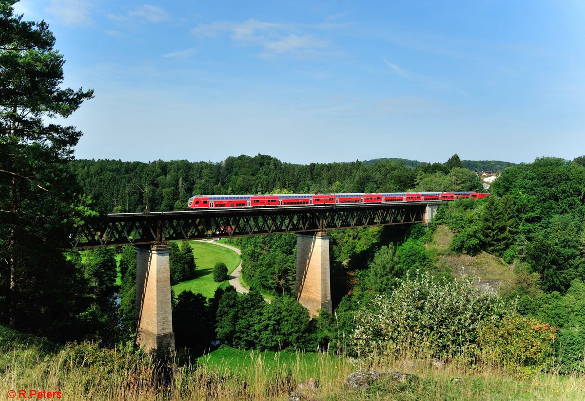 Ein RE aus N�rnberg nach M�nchen auf dem Viadukt bei Beratzhausen. 21.08.21