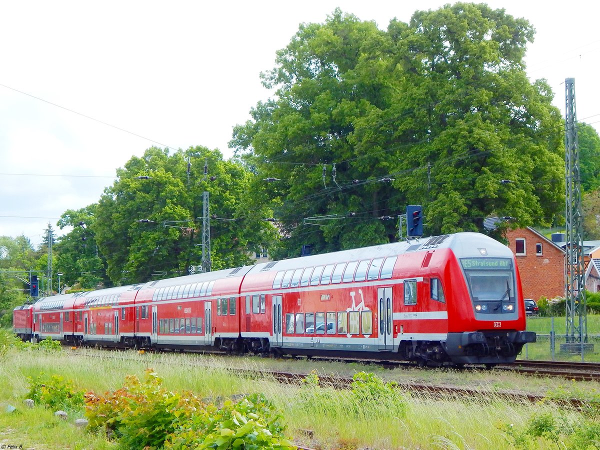 Ein RE5 mit Fahrtrichtung nach Stralsund in Burg Stargard.