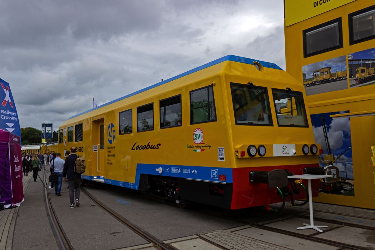 Ein recht ungew�hnliches Fahrzeug pr�sentierte die italienische Firma SVI: Der  Locobus  ist haupts�chlich f�r die Bef�rderung von Personal und als Aufenthaltsraum auf Bahnbaustellen vorgesehen.