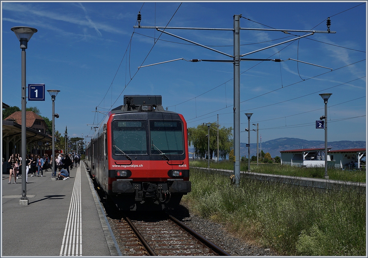Ein RegioAlps RBDe 560  Domino  hat eine Menge Schüler nach Hause gebracht. 
Bouvert, den 17. Mai 2017 
