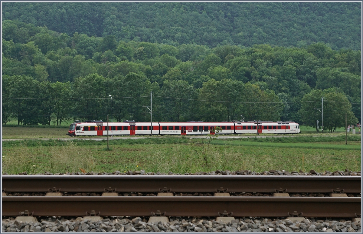 Ein Region Alps Domino ist auf der Strecke von Monthey her auf dem Weg nach St-Maurice, während im Vordergrund das Gleis der Simplon Rhonthal Strecke zu sehen ist.

14. Mai 2020