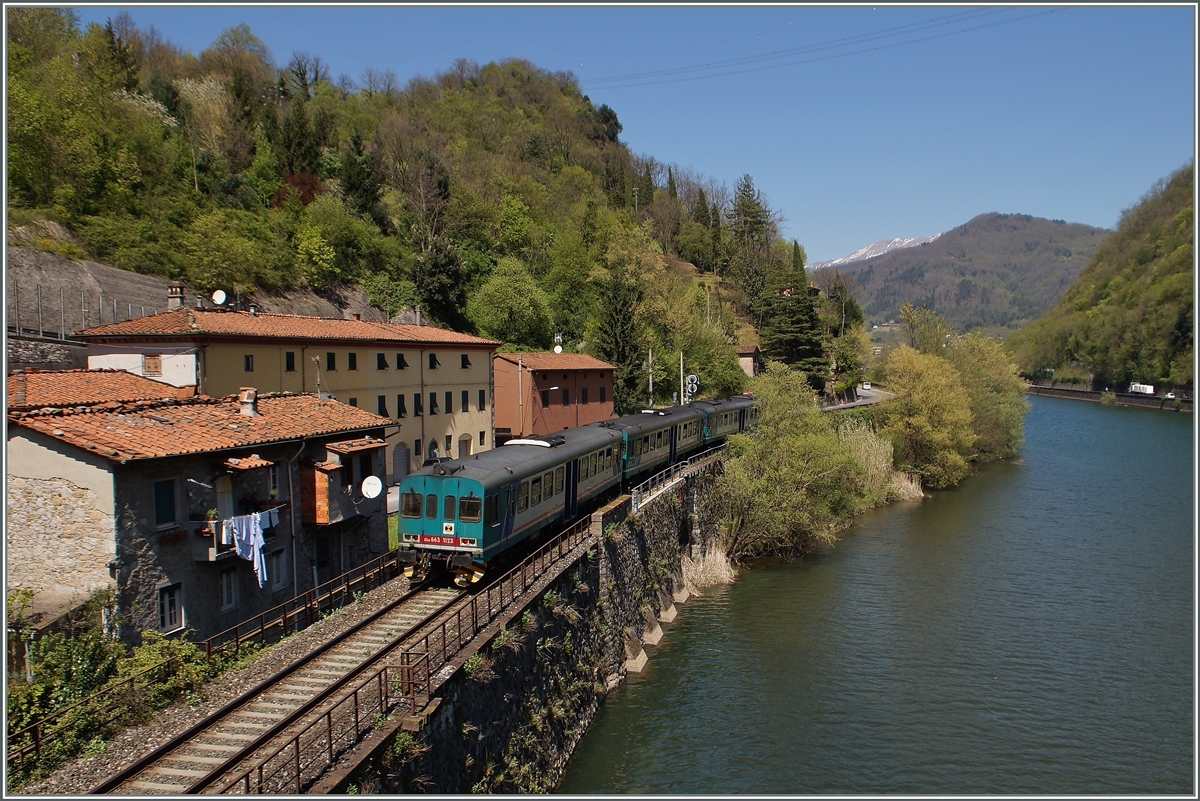 Ein Regionalzug mit einem ALe 668 an der Spitze und zwei Ale 663 (davn der ALe 663 1123 als Schlussläufer) auf der Fahrt Richtnung Aula kurz nach der Ponte della Maddalena.
20. April 2015