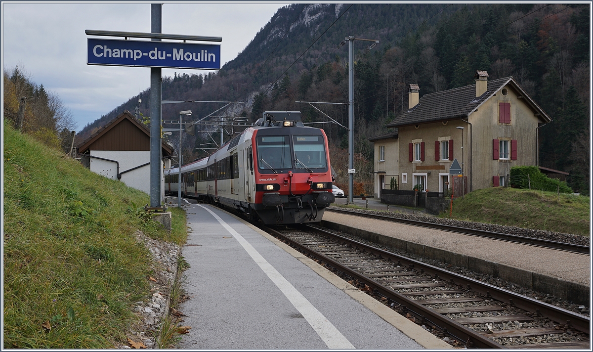 Ein Regionalzug nach Buttes fährt ein.

23. Nov. 2019
