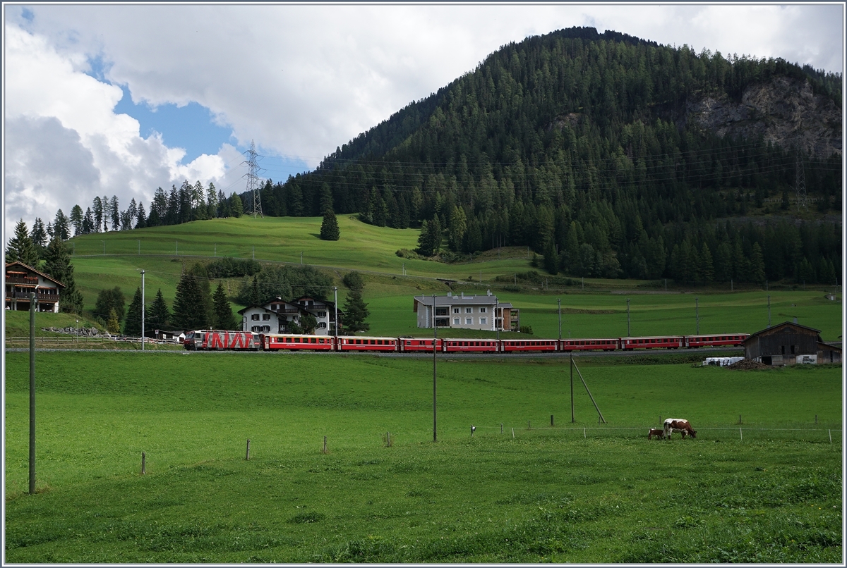 Ein RhB Schnellzug von St. Moritz nach Chur bei Bergün auf den drei verschiedenen Ebenen. 11. Sept. 2016