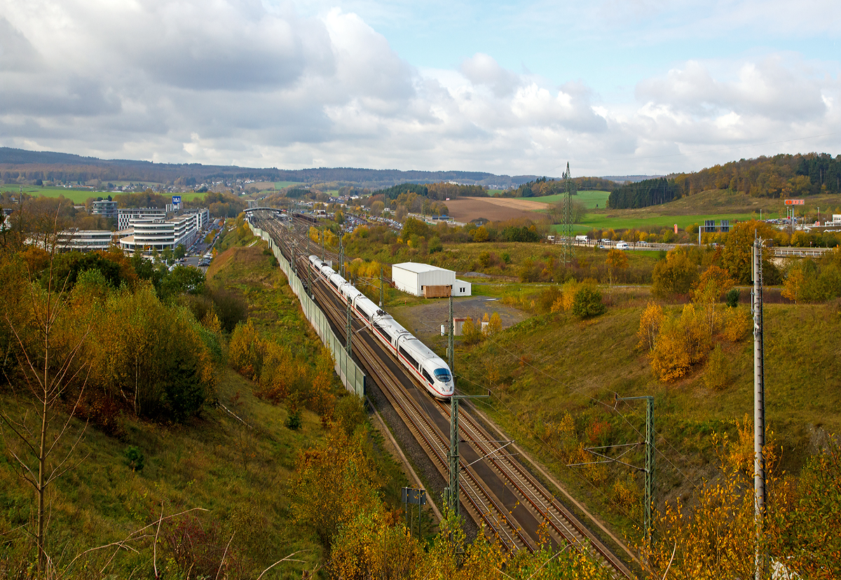 
Ein in Richtung Kln fahrender ICE 3 (BR 403) hat am 30.10.2017 gerade den 2.395 m langen Himmelbergtunnel verlassen und erreicht nun bald den ICE-Bahnhof Montabaur, an der Schnellfahrstrecke Kln–Rhein/Main (KBS 472). 