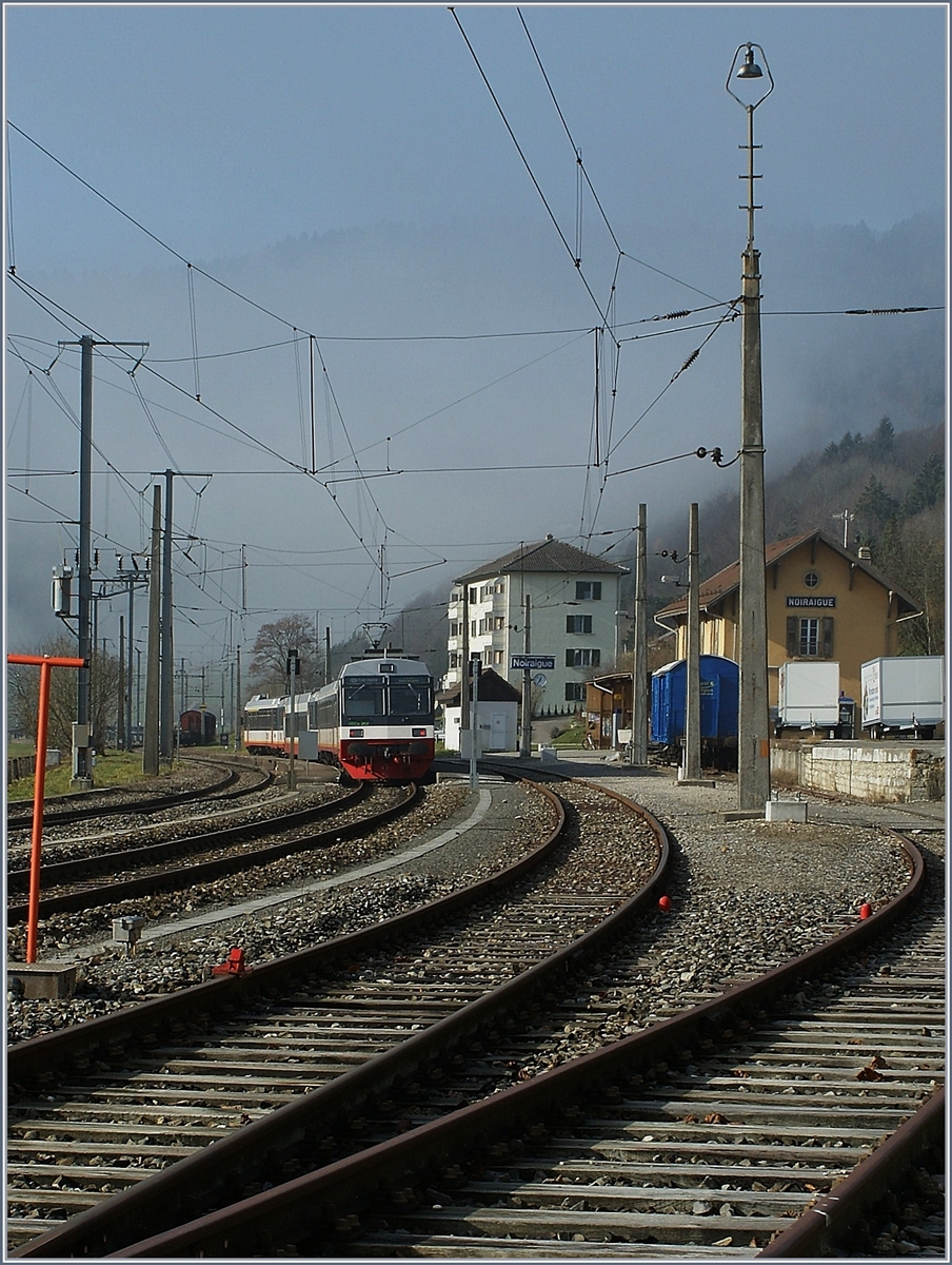 Ein RTV TRN RBDe 566 Regionalzug wartet in Noiraigue auf die Weiterfahrt Richtung Fleurier. 

19. Nov. 2009