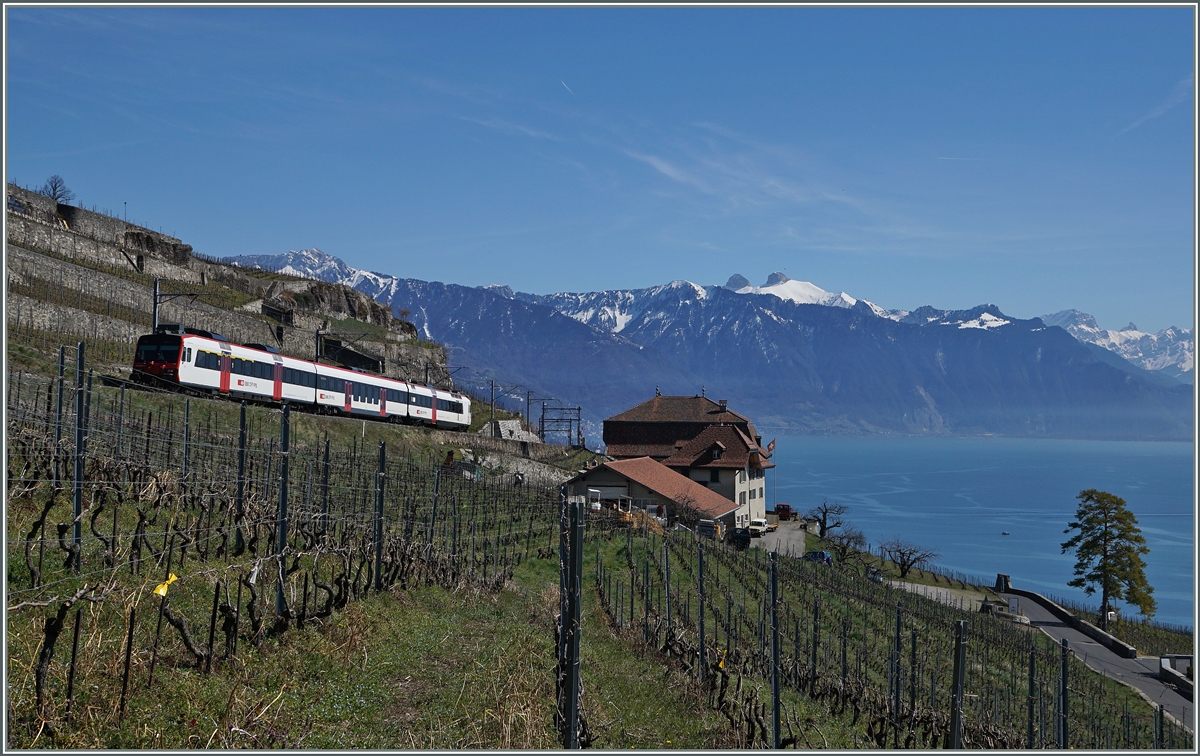 Ein SBB Domino als S31 bei Chexbres auf der Fahrt Richtung Vevey.
26. März 2016