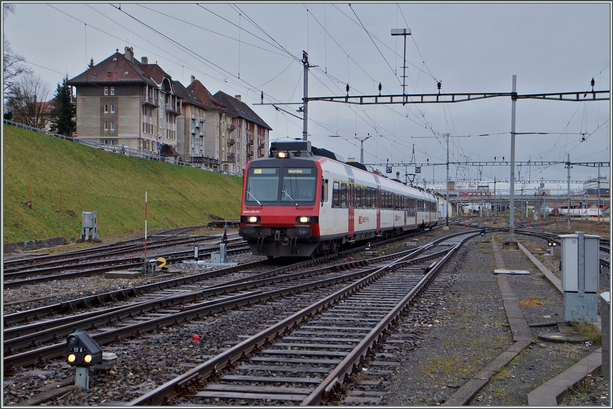 Ein SBB Domino von Le Locle nach Neuchatel erreicht La Chaux de Fonds.
17. Nov. 2014