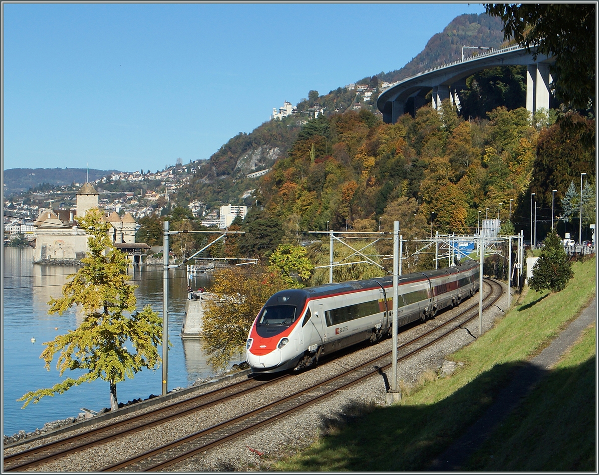 Ein SBB ETR 610 als EC 52 von Milano Centrale nach Genève beim Château de Chillon.
1. Nov. 2014 
