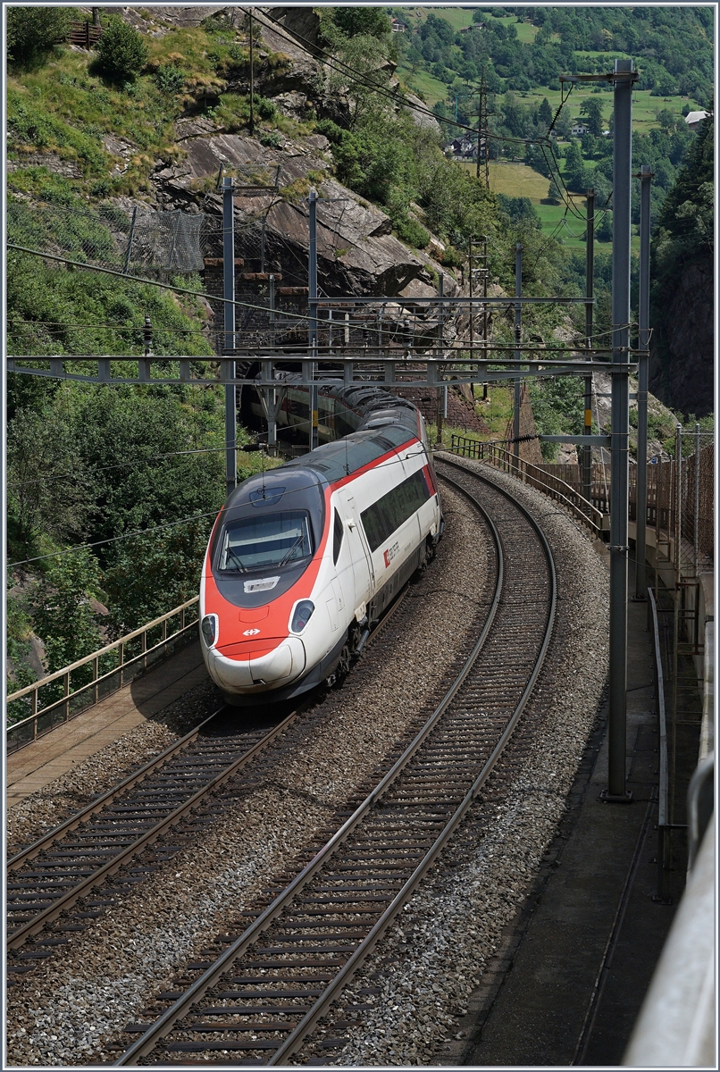 Ein SBB ETR 610 als  ICN  869 von Zürich nach Lugano beim  Eingang  in die Dazio Grande. 
21. Juli 2016