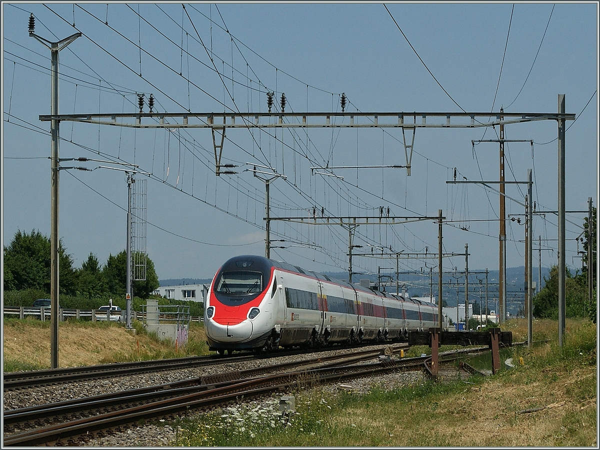 Ein SBB ETR 610 auf der Fahrt nach Milano bei Denges Echandens.
15. Juli 2013