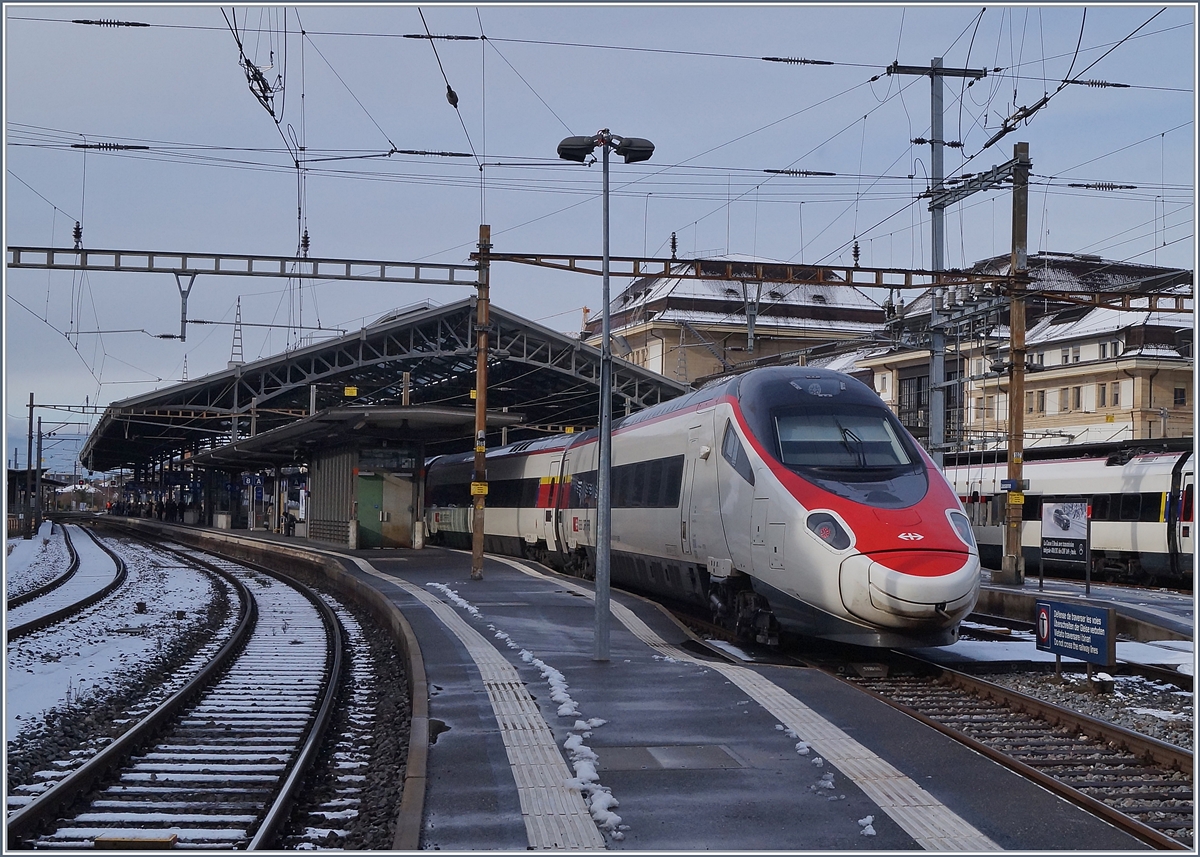 Ein SBB ETR 610 erreicht als EC 32, unterwegs von Milano nach -Genève, den Bahnhof Lausanne. 1. Dez. 2017