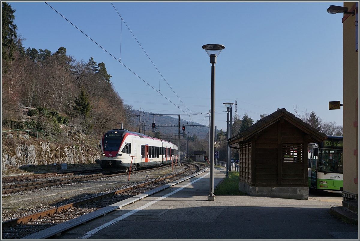 Ein SBB Flirt erreicht als RE 3964 Chambrelien und wird nach kurzem Aufenthalt in die Gegenrichtung nach Le Locle weiterfahren.
18. Mrz 2016
