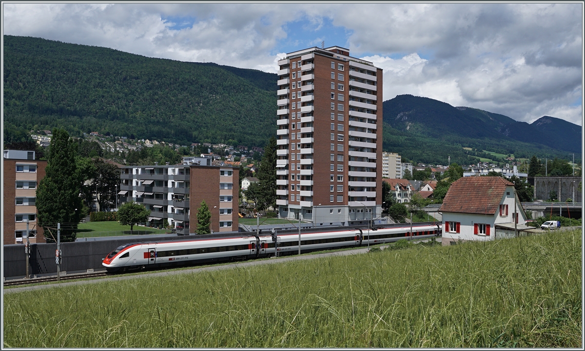 Ein SBB ICN RABDe 500 ist zwischen Grenchen Süd und Lengnau auf der Fahrt in Richtung Biel/Bienne. 

22. Juni 2021