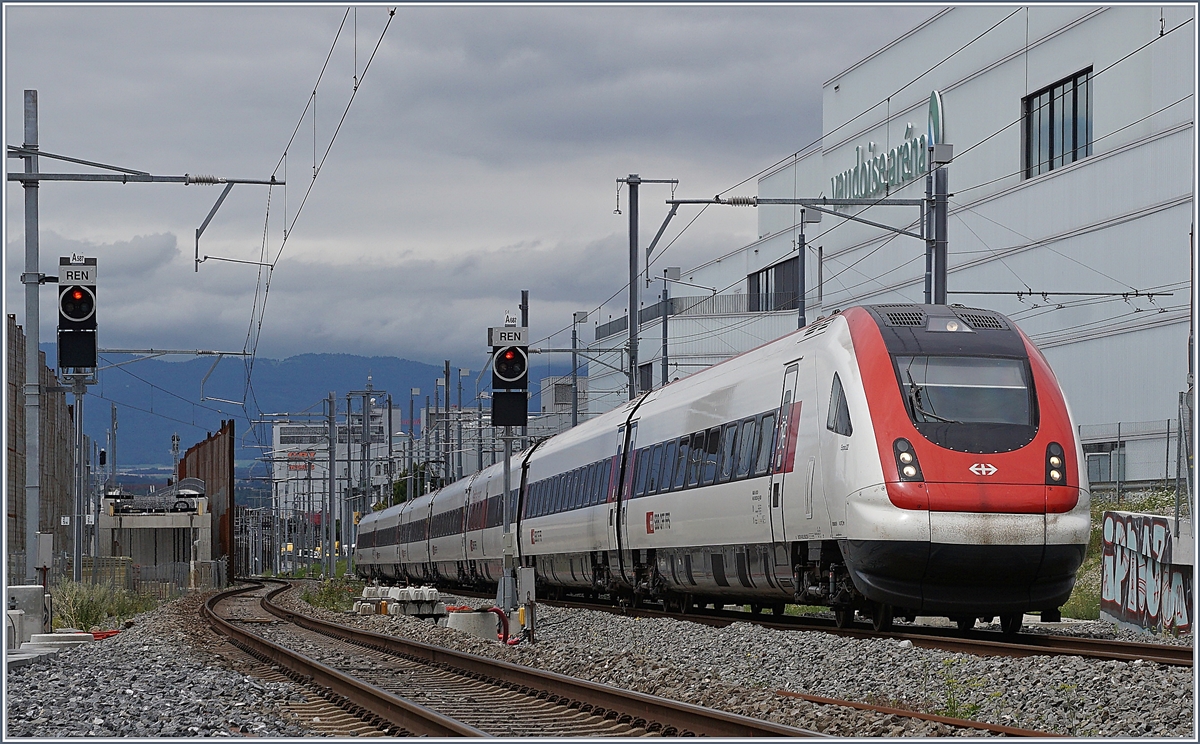 Ein SBB ICN RABe 500 von Bile/Bienne nach Lausanne bei der Durchfahrt in Prilly-Malley.

17. Juli 2020