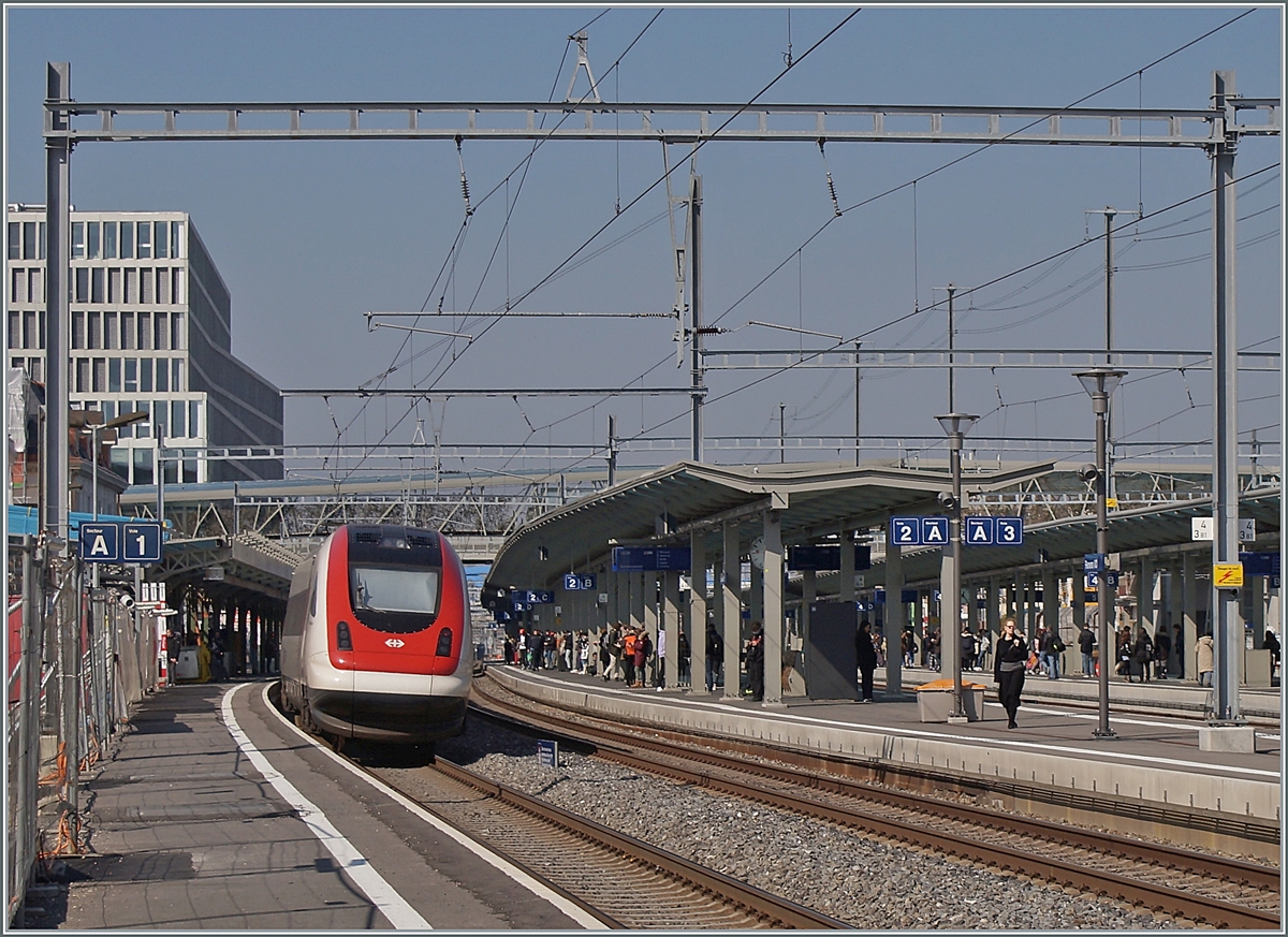 Ein SBB ICN RABe 500 fährt als ist als IC 5 durch den neu gestalteten Bahnhof von Renens VD. 

10. März 2022  