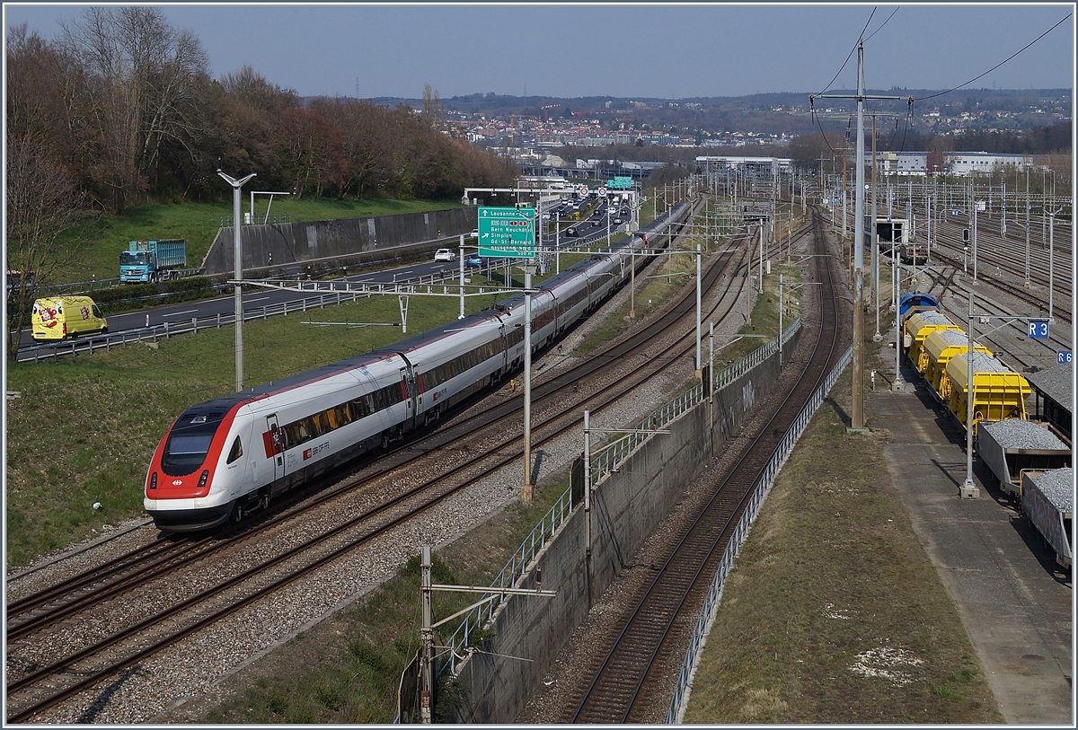 Ein SBB ICN Verlässt bei Lonay-Préveranges die Stammstrecke um über eine Verbindungsstrecke nach Bussigny zu fahren, um dort, unter Umgehung von Lausanne, Richtung Biel/Bienne weiter zufahren. 

2. April 2019