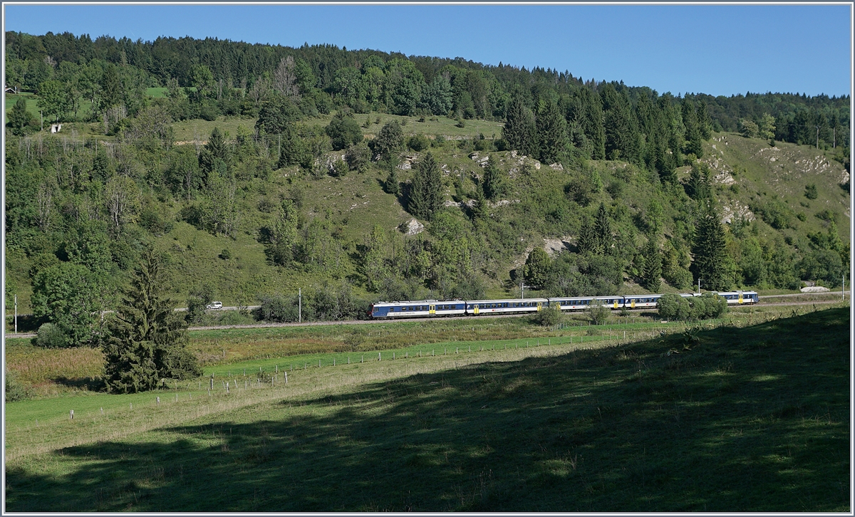 Ein SBB NPZ als RE 18123 auf der Fahrt von Frasne nach Neuchâtel kurz nach Le Frambourg (F). 

4. Sept. 2019