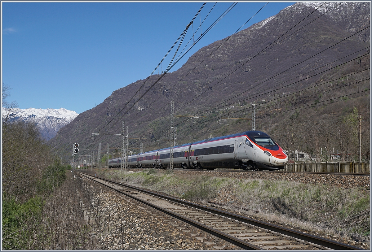 Ein SBB RABe 503 ist als EC 37 von Genève nach Venezia S.L. zwischen Premosello-Chiovenda und Cuzzago unterwegs. Im Vordergrund des Bildes die Strecke Domodossala - Novara, welche auch von den RoLa Zügen Freiburg i.B - Novara genutzt wird.

8. April 2019