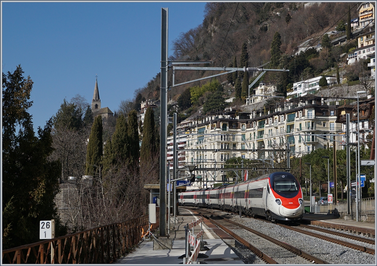 Ein SBB RABe 503 auf der Fahrt Richtung Milano bei der Durchfahrt in Territet. Die Kirche links im Bild ziert nicht nur dieses Bild, sondern auch das Wappen von Montreux.
27. Feb. 2017