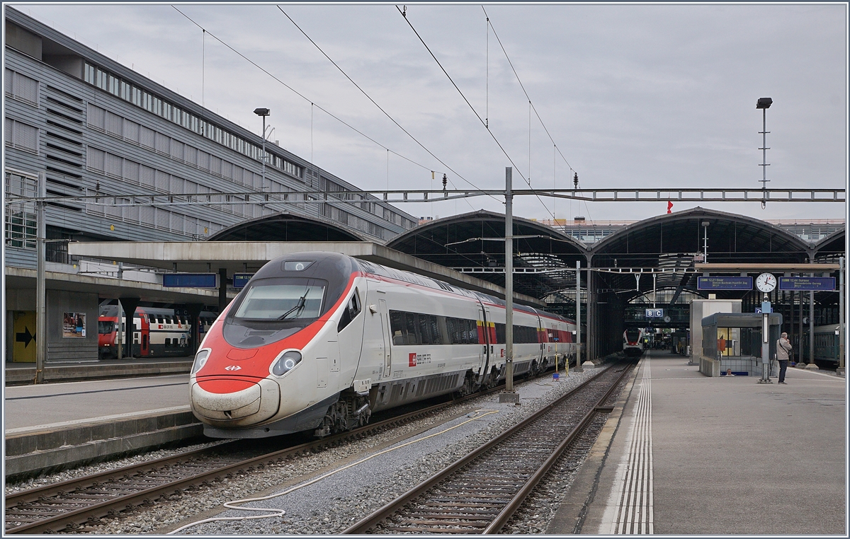 Ein SBB RABe 503 wartet in Luzern als EC Frankfurt - Milano auf die Weiterfahrt. 

24. Juni 2018