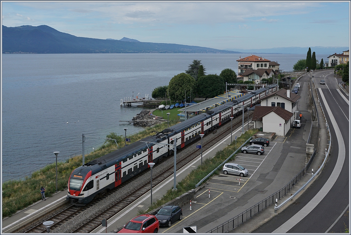 Ein SBB RABe 511 als RE nach Annemasse bei der Durchfahrt in Rivaz. 

1. Juli 2020
