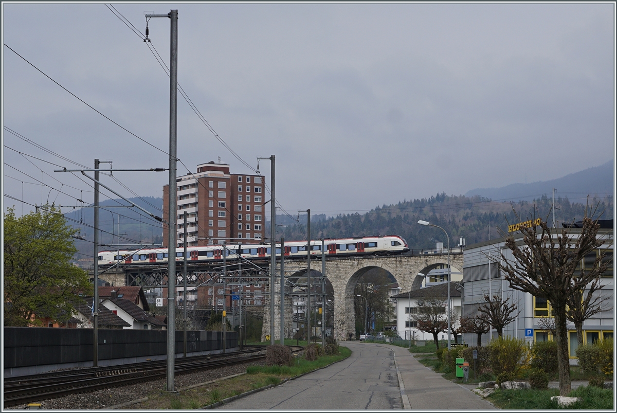 Ein SBB RABE 522 auf dem Weg in Richtung Delle fährt über den BLS Mösli Viadukt und erreicht unmittelbar darauf den Bahnhof Grenchen Nord. 

18. April 2021