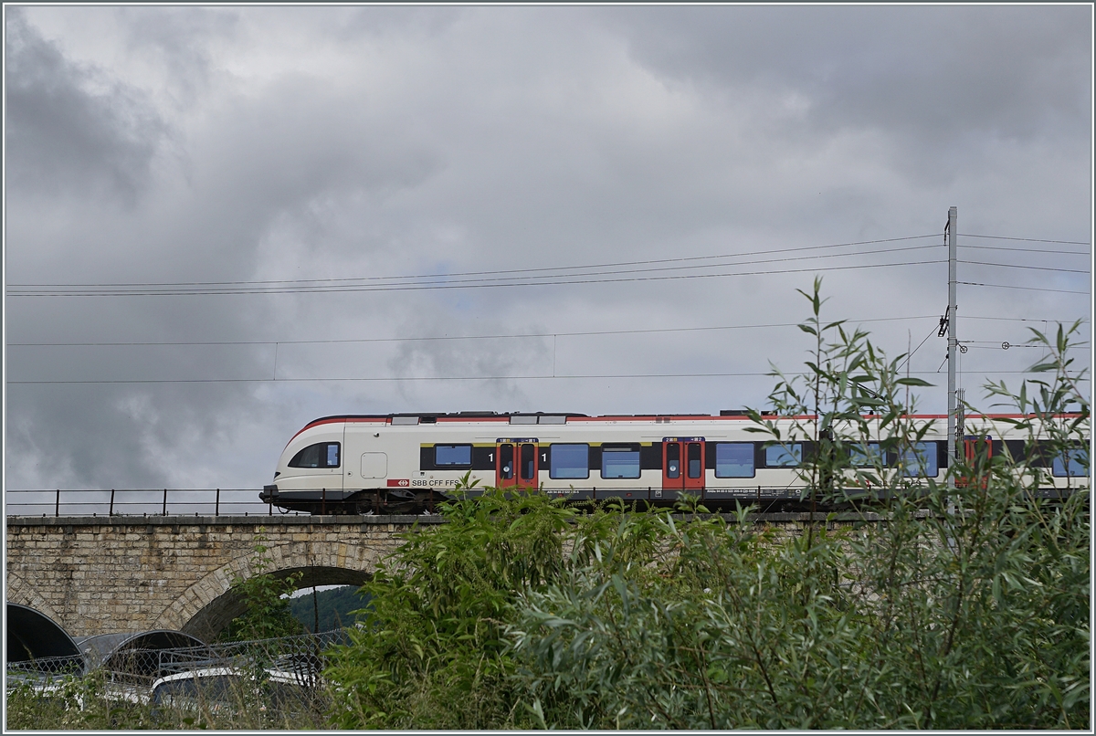 Ein SBB RABe 522 unterwegs von Biel/Bienne nach Meroux TGV auf dem 285 Meter langen Mösliviadukt kurz vor der Ankunft in Grenchen Nord.

6. Juni 2021