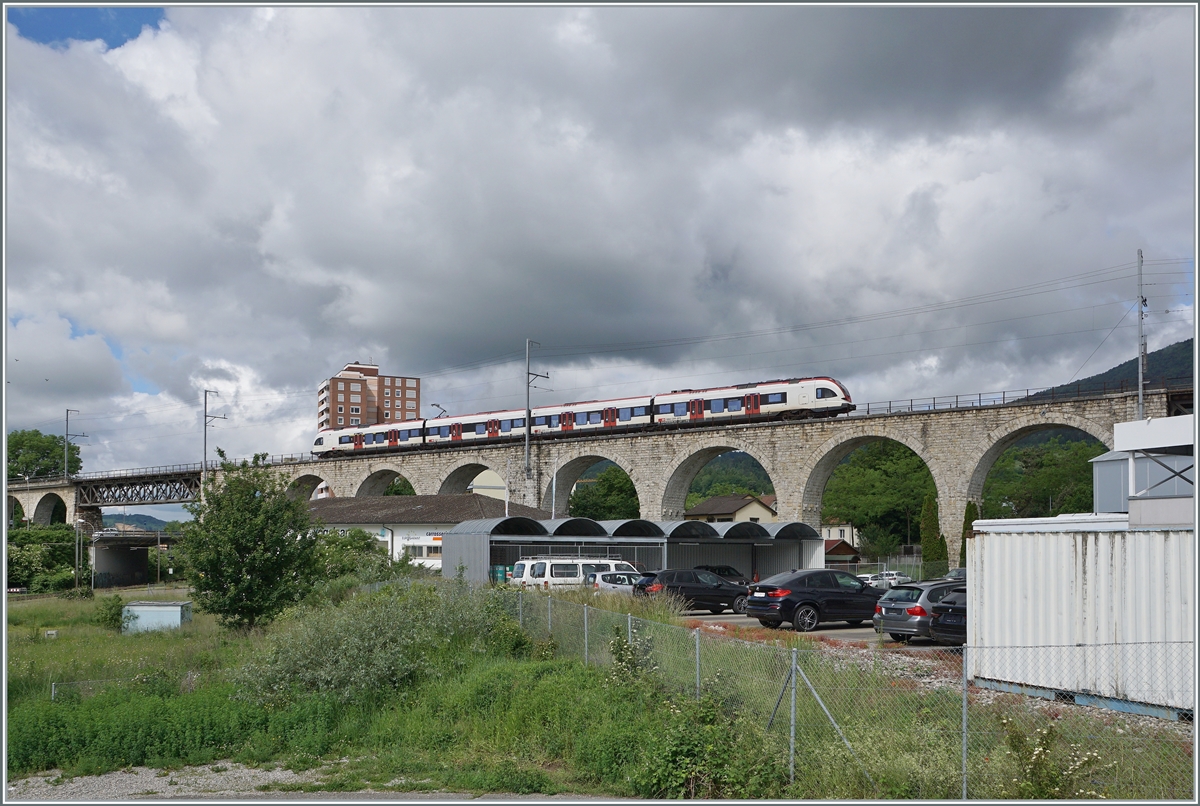 Ein SBB RABe 522 unterwegs von Biel/Bienne nach Meroux TGV auf dem 285 Meter langen Mösliviadukt kurz vor der Ankunft in Grenchen Nord.

6. Juni 2021