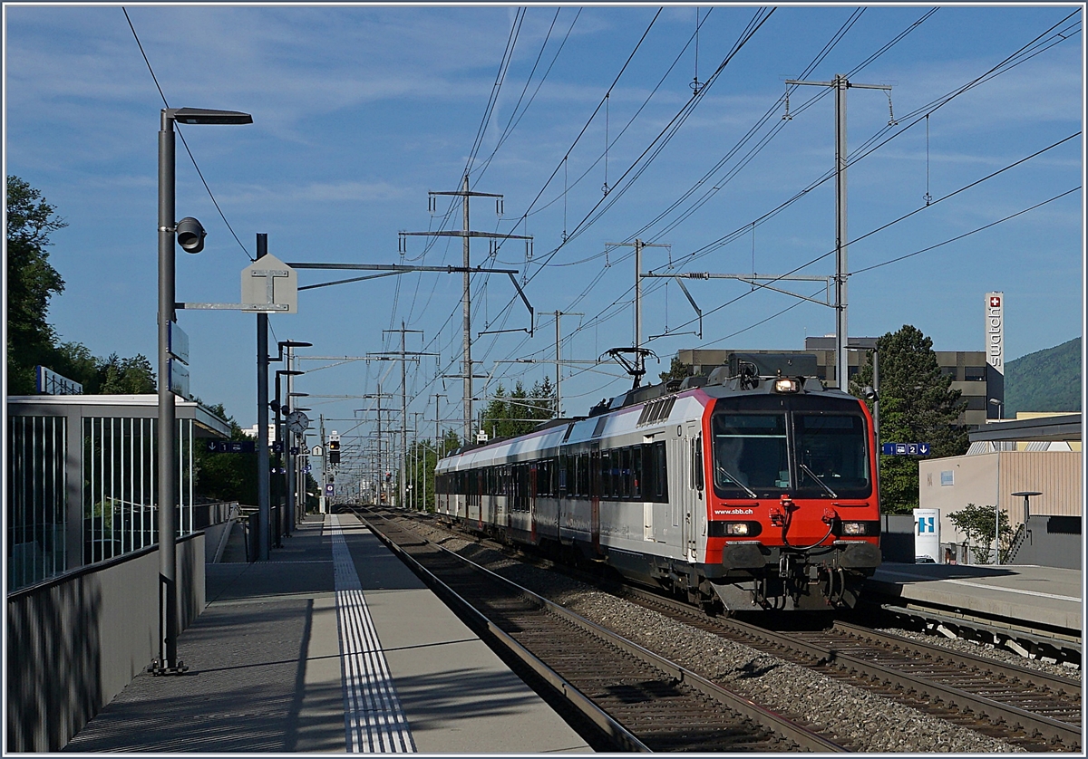 Ein SBB RABe 560  Domino  auf der Fahrt von Biel/Bienne nach Delle bei der Durchfahrt in Biel/Bienne Bözingenfeld/Champs-de-Boujean.
16. Mai 2017  