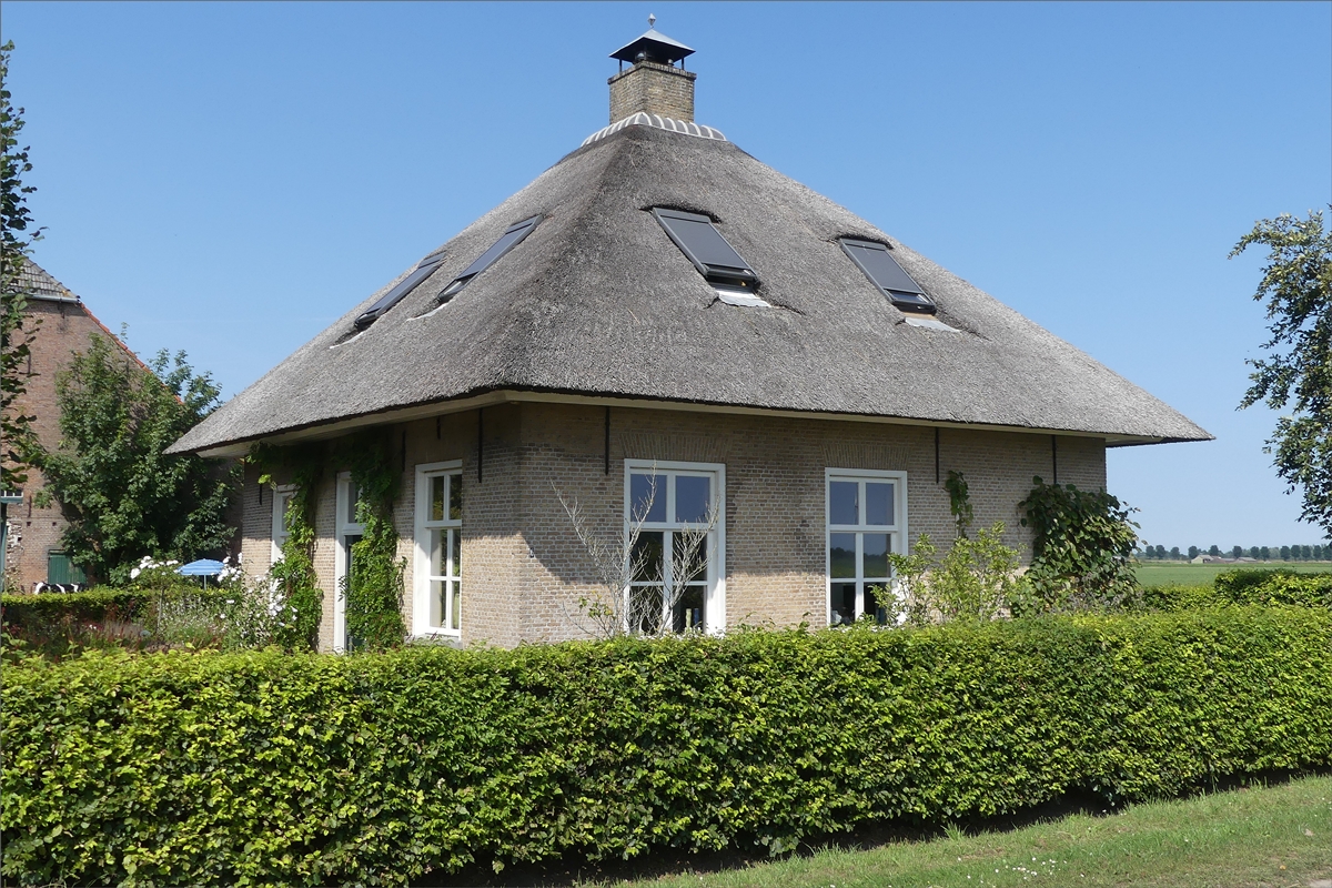 Ein sch�nes mit Ried bedecktes Haus am Stra�enrand in Noord Brabant. August 2019 (Jeanny)