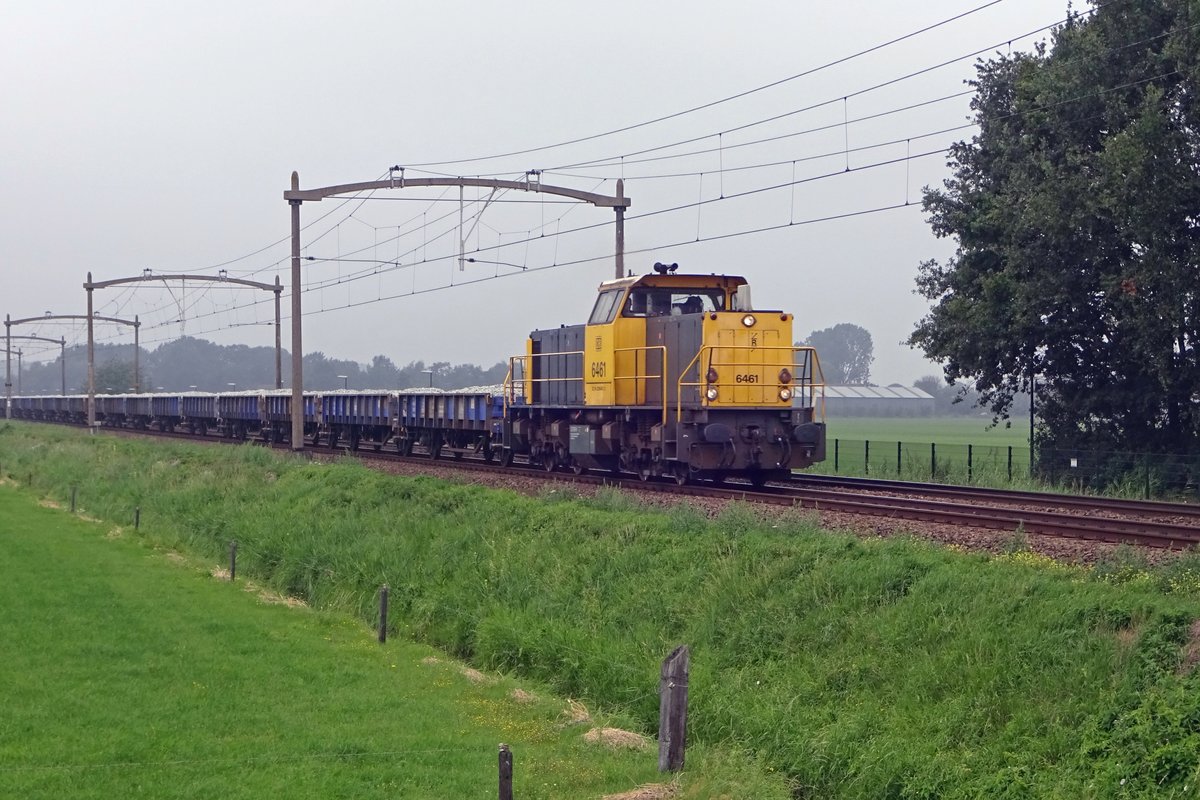 Ein Schötterzug mit 6461 durchfahrt Hulten am 16 Augustus 2019.